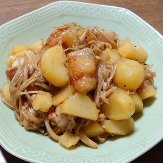 鶏もも肉とじゃがいもとえのきのガリバタ醤油炒め